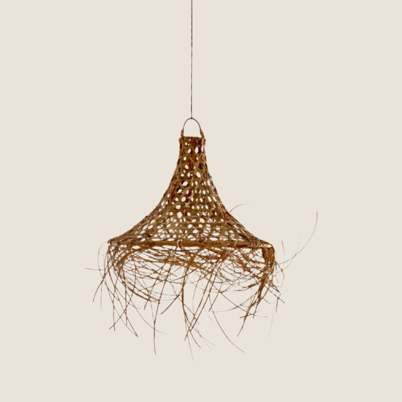 Abajur em Rattan Mangsit – Unique Balinese Lighting Fixture